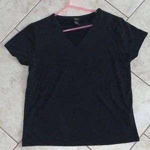 Black plain t-shirt, with “V” cut. Brand: Forever 21 girls. Size: 14 girls.